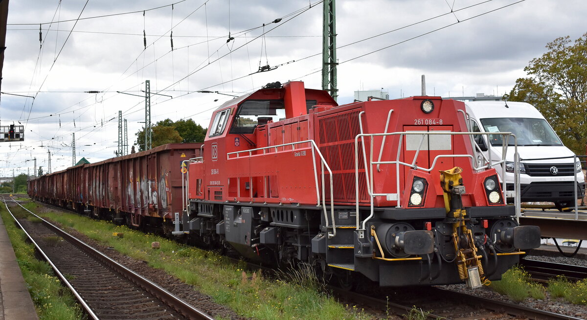 DB Cargo AG, Mainz [D] mit ihrer Voith Gravita 10 BB  261 084-8  (NVR:  92 80 1261 084-8 D-DB ) und einigen Drehgestell-Hochbordwagen am 11.09.25 Höhe Bahnhof Magdeburg-Neustadt.