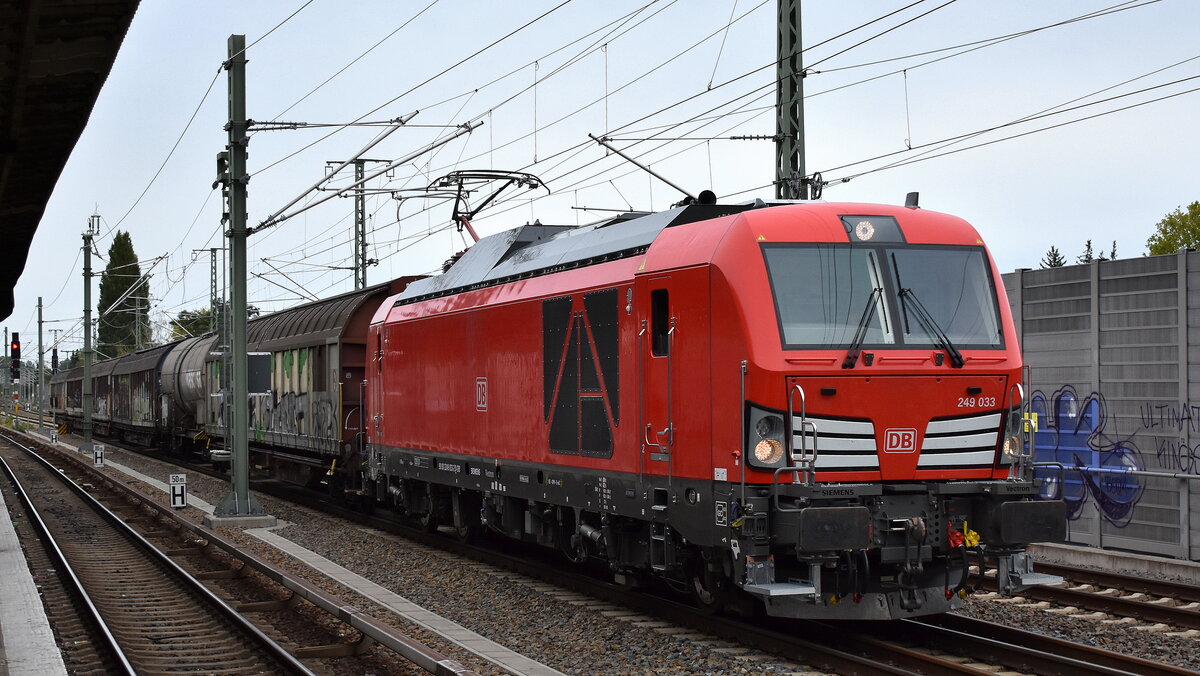 DB Cargo AG, Mainz [D] mit ihrer Dual Mode Light  249 033  [NVR-Nummer: 90 80 2249 033-2 D-DB] und einigen Güterwagen Richtung Rbf. Seddin am 22.09.25 Höhe Bahnhof Berlin Karow.