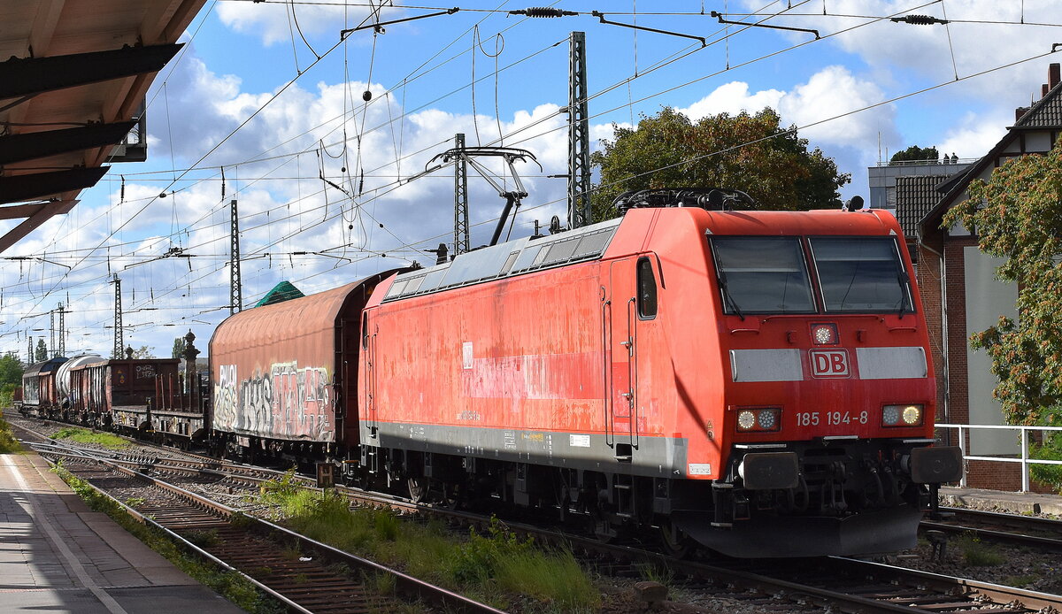 DB Cargo AG, Mainz [D] mit ihrer  185 194-8  [NVR-Nummer: 91 80 6185 194-8 D-DB] und einem gemischtem Güterzug am 23.09.25 Höhe Bahnhof Magdeburg-Neustadt.