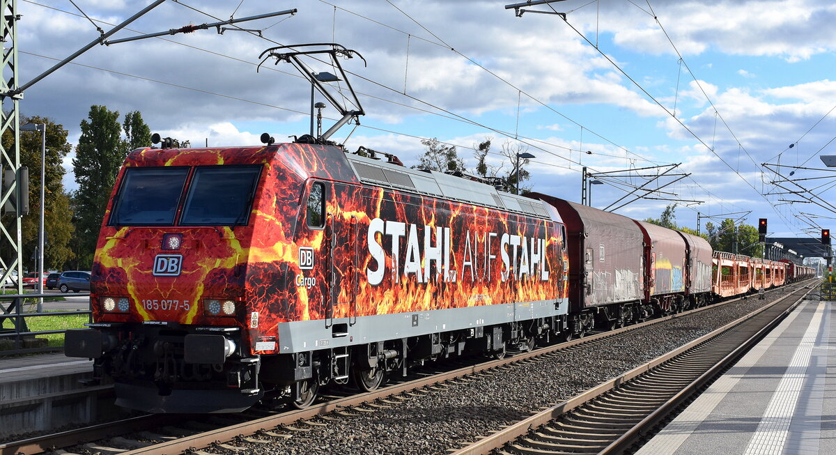 DB Cargo AG, Mainz [D] mit ihrer  185 077-5  [NVR-Nummer: 91 80 6185 077-5 D-DB] und einem gemischtem Güterzug am 23.09.25 Durchfahrt Bahnhof Roßlau (Elbe).