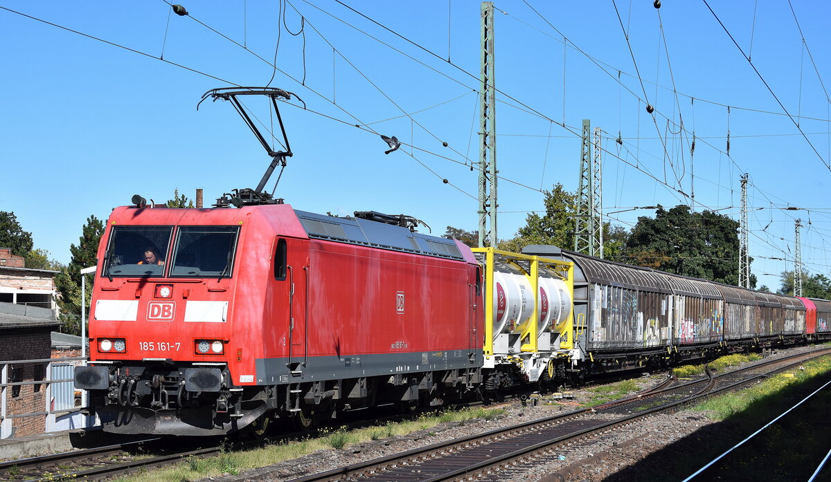 DB Cargo AG, Mainz [D] mit ihrer  185 161-7  [NVR-Nummer: 91 80 6185 161-7 D-DB] und einem gemischtem Güterzug am 24.09.25 Höhe Bahnhof Magdeburg-Neustadt.