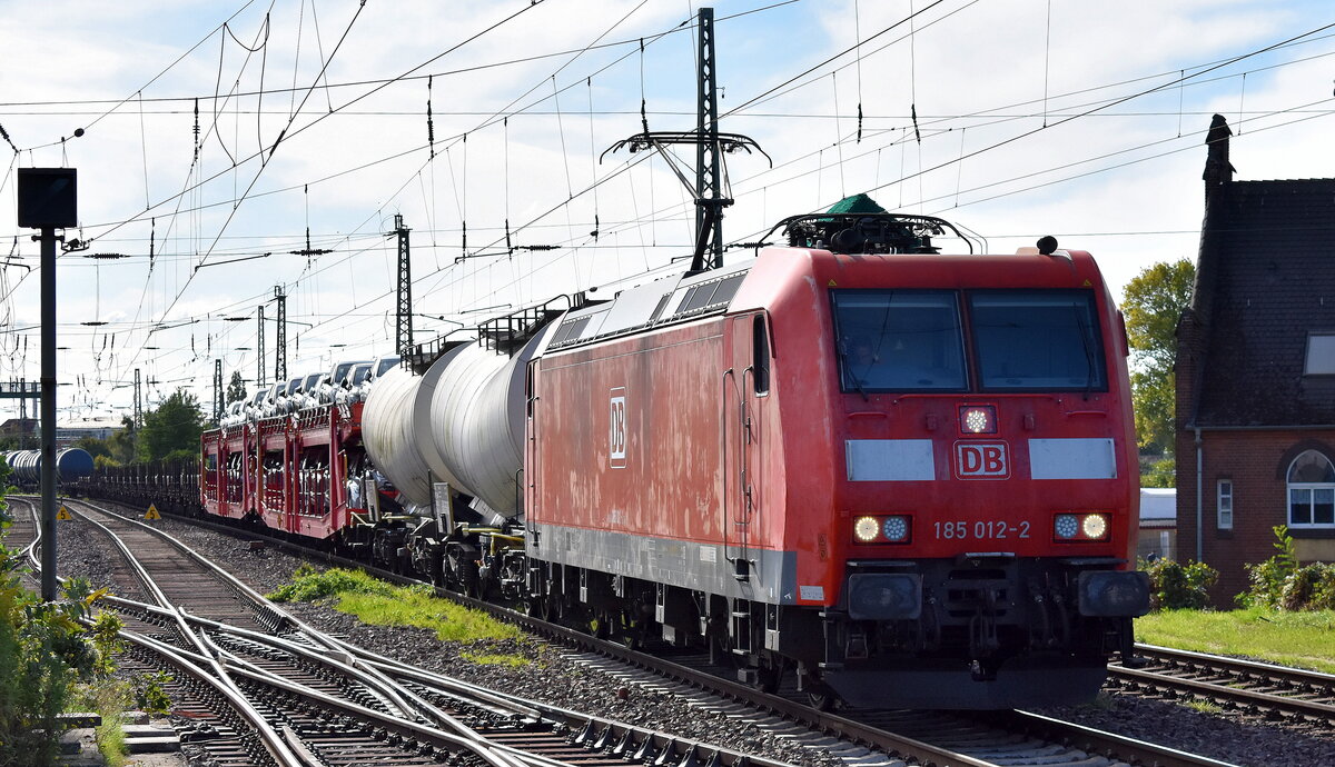 DB Cargo AG, Mainz [D] mit ihrer  185 012-2  [NVR-Nummer: 91 80 6185 012-2 D-DB] und einem gemischtem Güterzug am 24.09.25 Höhe Bahnhof Magdeburg-Neustadt.