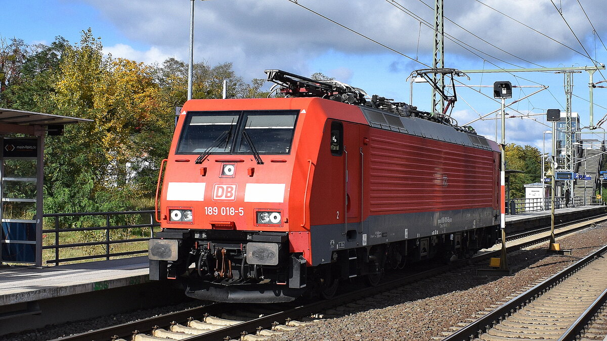 DB Cargo AG, Mainz [D] mit ihrer  189 018-5  [NVR-Nummer: 91 80 6189 018-5 D-DB] am 13.10.25 Durchfahrt Bahnhof Roßlau (Elbe).