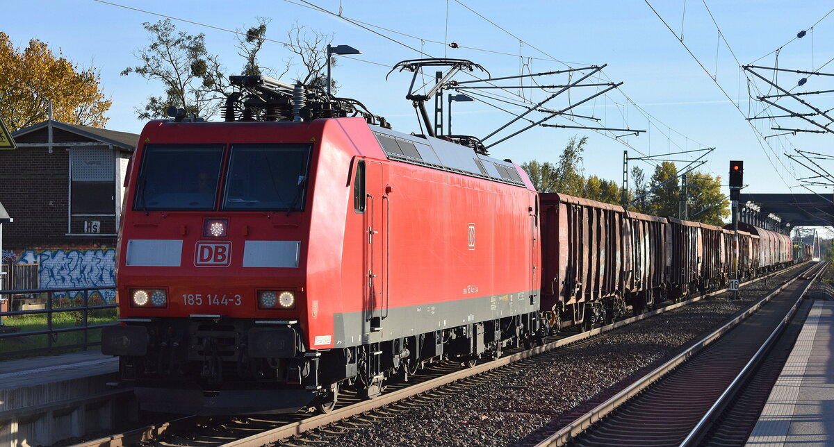 DB Cargo AG, Mainz [D] mit ihrer  185 144-3  [NVR-Nummer: 91 80 6185 144-3 D-DB] und einem gemischten Güterzug am 13.10.25 Durchfahrt Bahnhof Roßlau (Elbe).