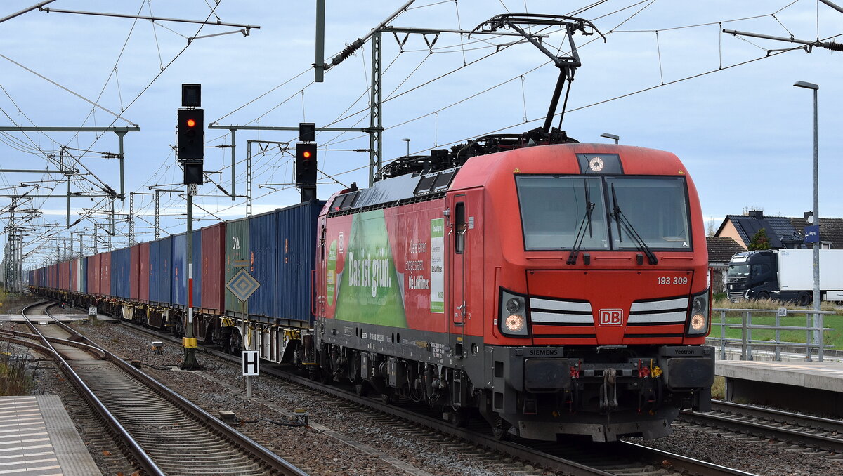 DB Cargo AG, Mainz [D] mit ihrer Vectron   193 309  [NVR-Nummer: 91 80 6193 309-2 D-DB] und einem Containerzug am 04.11.25 Höhe Bahnhof Rodleben.