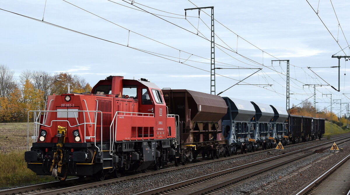 DB Cargo AG, Mainz [D] mit ihrer Voith Gravita 10 BB  261 082-2  (NVR:  92 80 1261 082-2 D-DB ) und einigen Güterwagen (Übergabeverkehr) am 04.11.25 Höhe Bahnhof Rodleben.