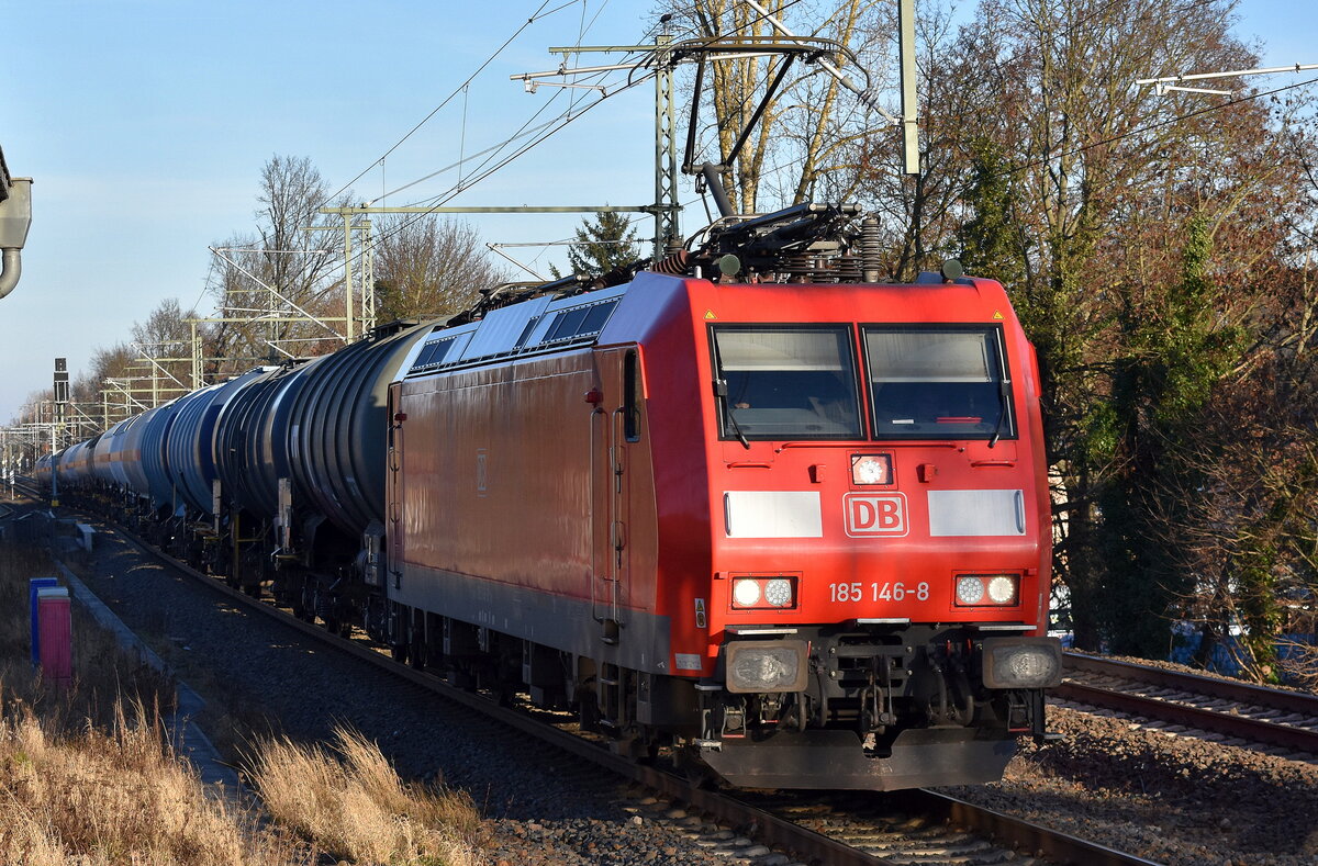 DB Cargo AG, Mainz [D] mit ihrer  185 146-8  [NVR-Nummer: 91 80 6185 146-8 D-DB] und einem gemischten Kesselwagenzug aus dem PCK Schwedt Richtung Rbf. Seddin am 15.12.25 Höhe Bahnhof Röntgental.