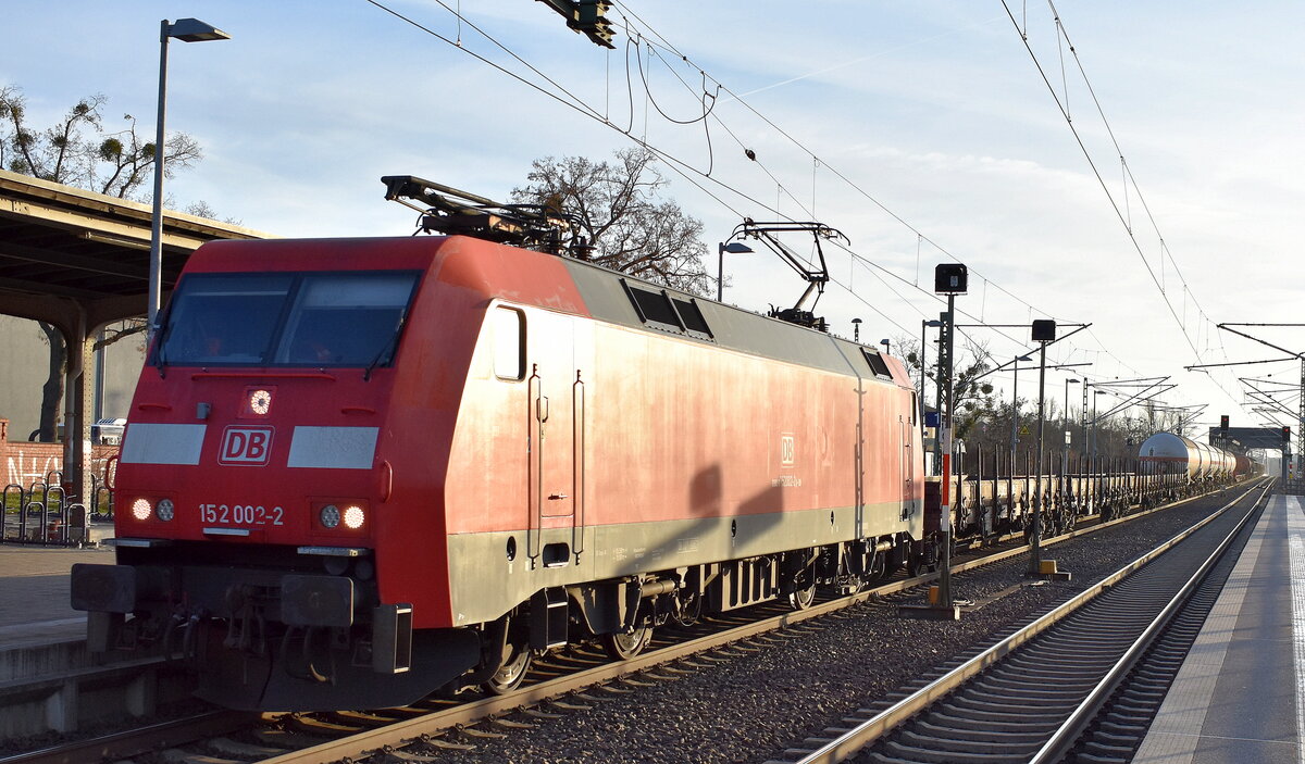 DB Cargo AG, Mainz [D] mit ihrer  152 002-2  [NVR-Nummer: 91 80 6152 002-2 D-DB] und einem gemischten Güterzug am 18.12.25 Durchfahrt Bahnhof Roßlau (Elbe).