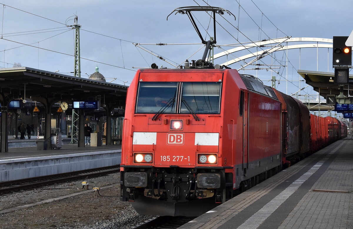 DB Cargo AG, Mainz [D] mit ihrer  185 277-1  [NVR-Nummer: 91 80 6185 277-1 D-DB] und einem gemischten Güterzug am 24.02.26 Durchfahrt Bahnhof Dessau Hbf.