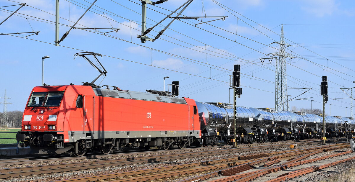 DB Cargo AG, Mainz [D] mit ihrer  185 241-7  [NVR-Nummer: 91 80 6185 241-7 D-DB] und einem Kesselwagenzug (geschmolzenes Schwefel) am 19.03.26 Höhe Bahnhof Rodleben.