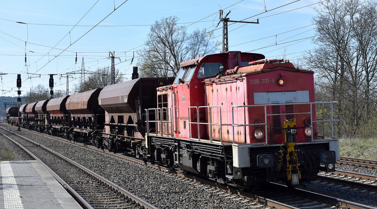 DB Cargo AG, Mainz mit ihrer  298 310-4  (NVR:  98 80 3298 310-4 D-DB ) und einigen Güterwagen zur Übergabe am 10.04.25 Höhe Bahnhof Saarmund.