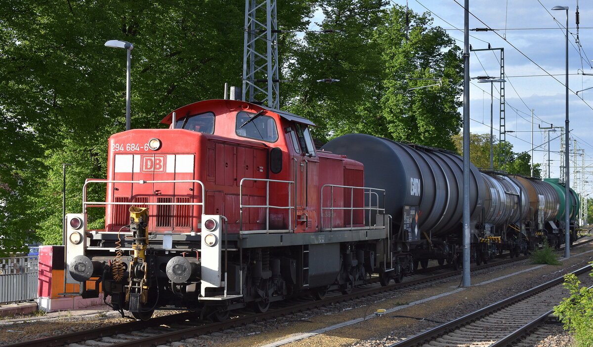 DB Cargo AG, Mainz mit ihrer  294 684-6  (NVR:  98 80 3294 684-6 D-DB ) und vier Chemiekesselwagen als Übergabezug am 07.05.25 Höhe Bahnhof Ruhland.