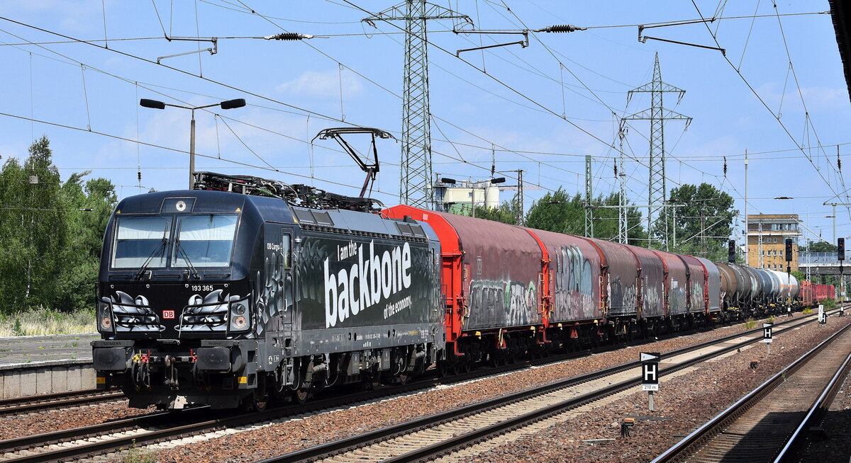 DB Cargo AG, Mainz mit ihrer Vectron  193 365  [NVR-Nummer: 91 80 6193 365-4 D-DB] und einem gemischten Güterzug Richtung Rbf. Seddin am 18.06.25 Höhe Bahnhof Schönefeld b. Berlin.