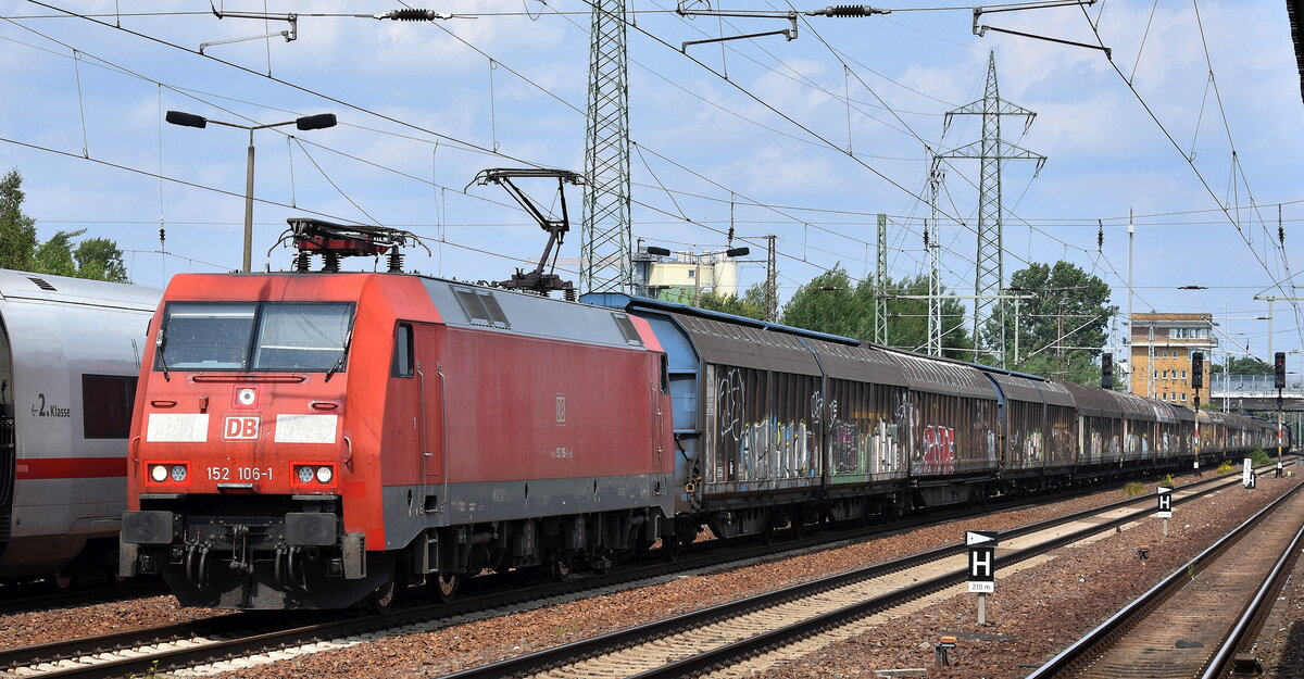 DB Cargo AG, Mainz mit ihrer  152 106-1  [NVR-Nummer: 91 80 6152 106-1 D-DB] und einem gemischten Güterzug Richtung Rbf. Seddin am 18.06.25 Höhe Bahnhof Schönefeld b. Berlin.