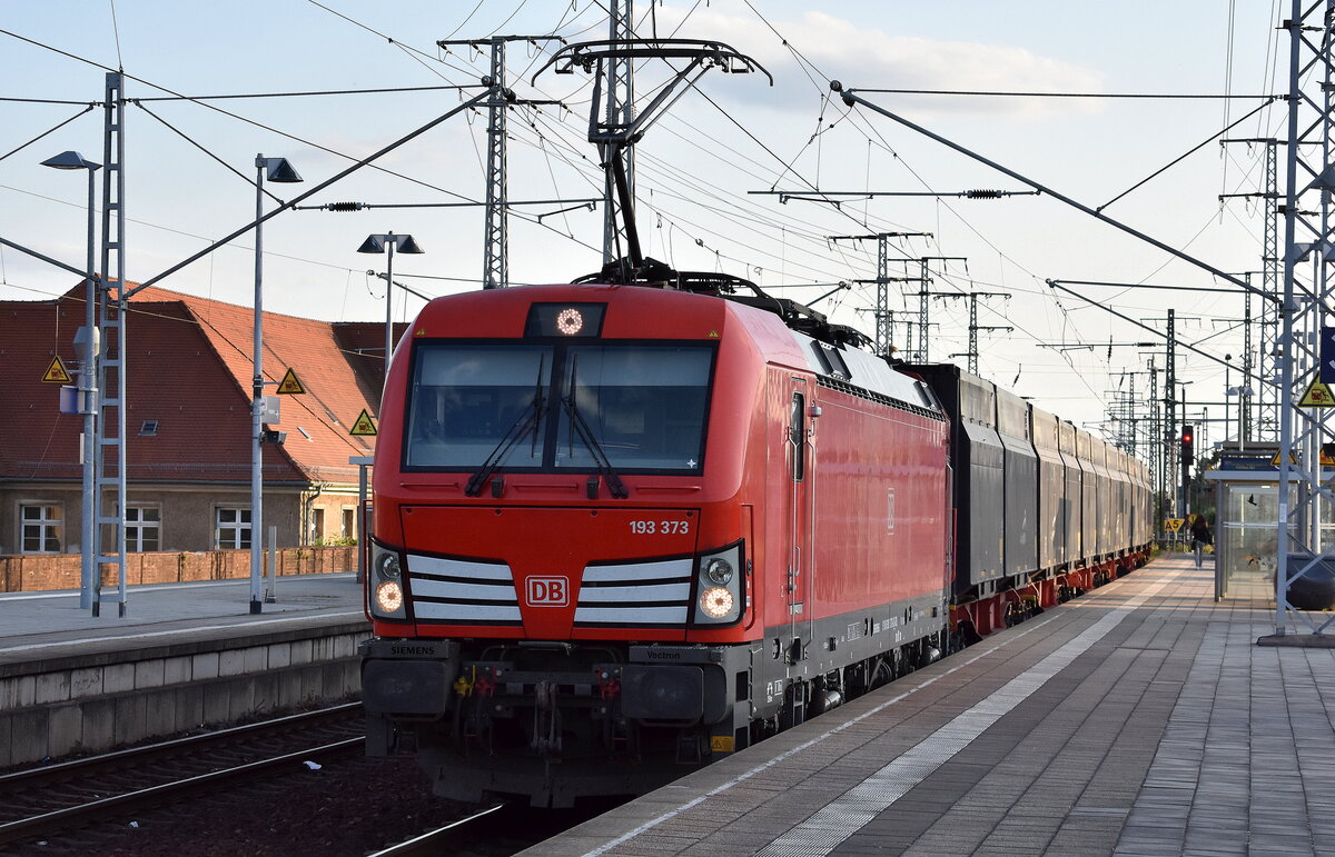 DB Cargo AG, Mainz mit ihrer  193 373  [NVR-Nummer: 91 80 6193 373-8 D-DB] und einem innofreigt Schüttgut-Containerzug für Kohle Richtung Ziltendorf EKO am 19.06.25 Durchfahrt Bahnhof Senftenberg.