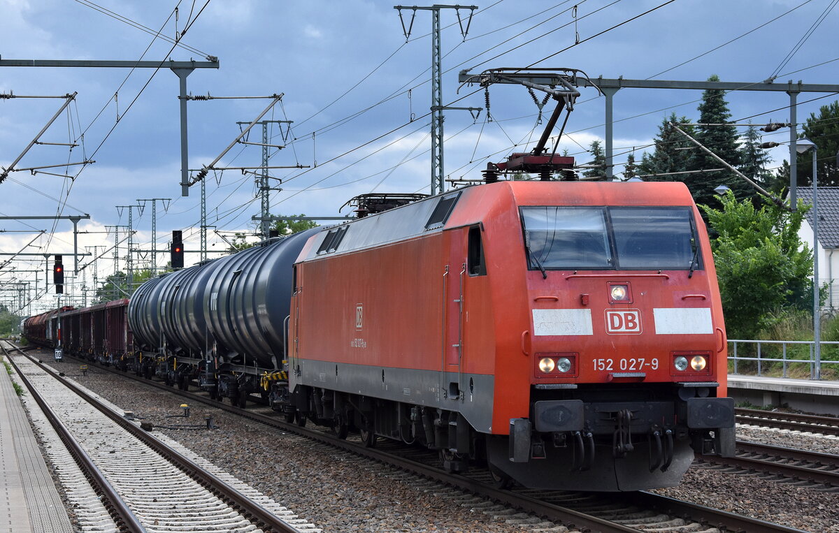 DB Cargo AG, Mainz mit ihrer  152 027-9  [NVR-Nummer: 91 80 6152 027-9 D-DB] und einem gemischten Güterzug Höhe Bahnhof Golm (Potsdam) am 25.06.25