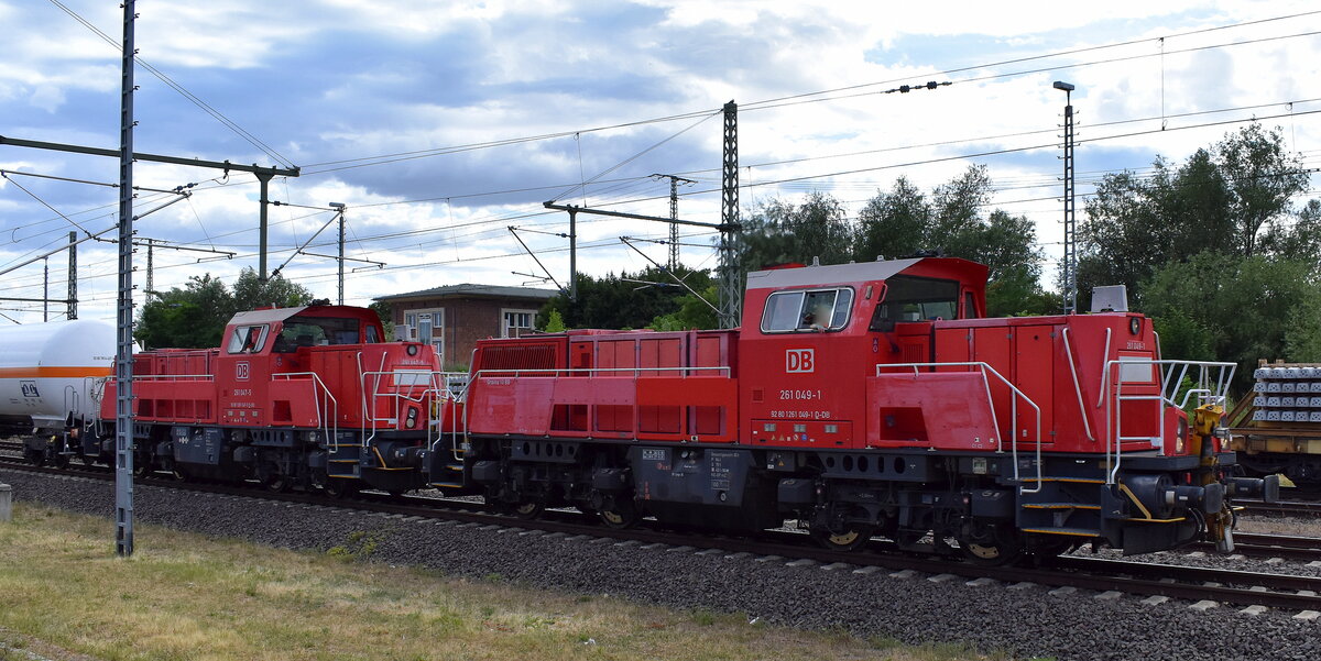 DB Cargo AG, Mainz mit den beiden Voith Gravita 10 BB Lok  261 049-1  (NVR:  92 80 1261 049-1 D-DB ) +  261 047-5  (NVR:  92 80 1261 047-5 D-DB ) und einigen Güterwagen (Übergabezug) am 10.07.25 Höhe Bahnhof Magdeburg Hbf. 