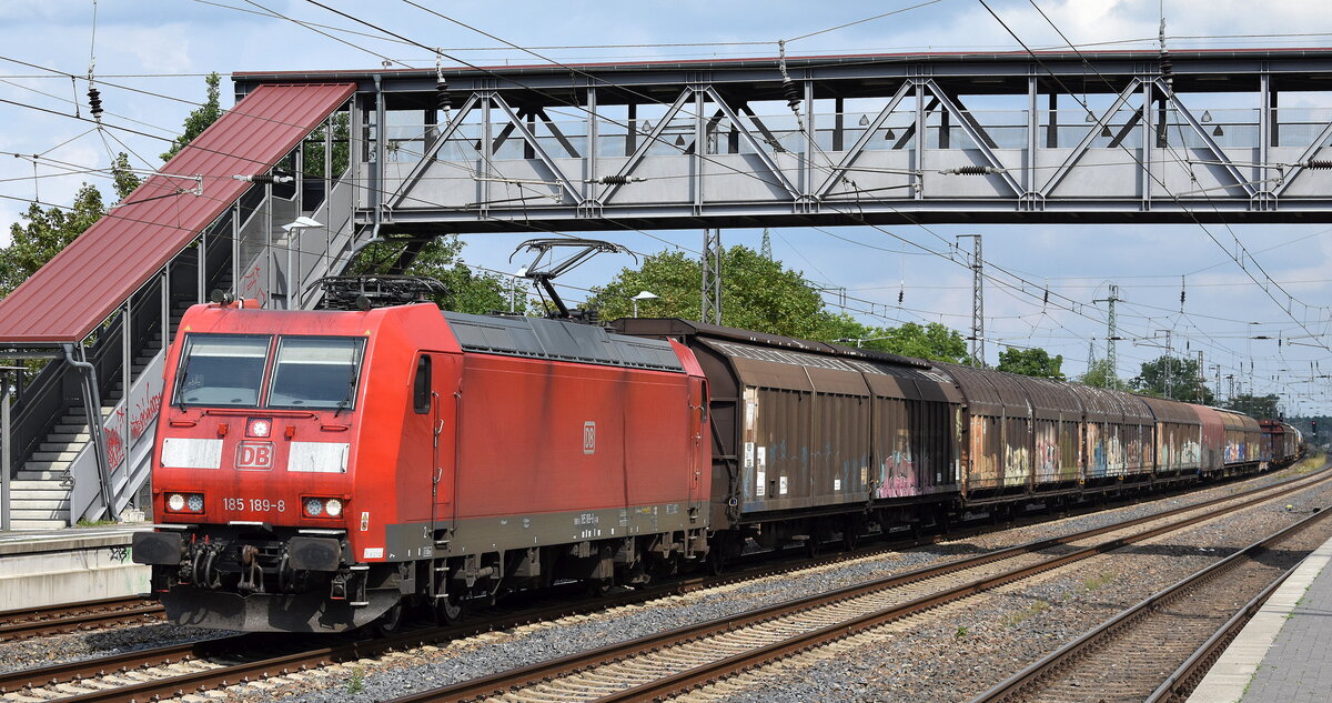 DB Cargo AG, Mainz mit ihrer  185 189-8  [NVR-Nummer: 91 80 6185 189-8 D-DB] und einem gemischten Güterzug Richtung Rbf. Seddin am 14.07.25 Höhe Bahnhof Saarmund.