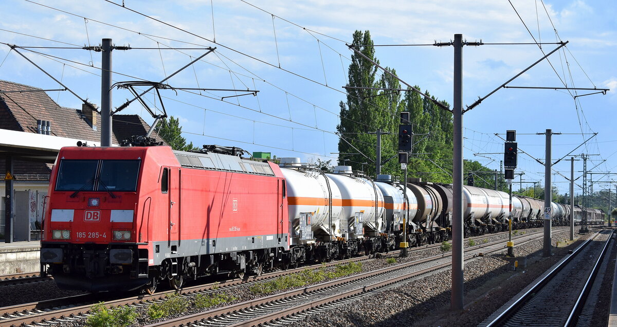 DB Cargo AG, Mainz mit ihrer  185 285-4  [NVR-Nummer: 91 80 6185 285-4 D-DB] und einem gemischten Güterzug am 16.07.25 Höhe Bahnhof Luckenwalde.