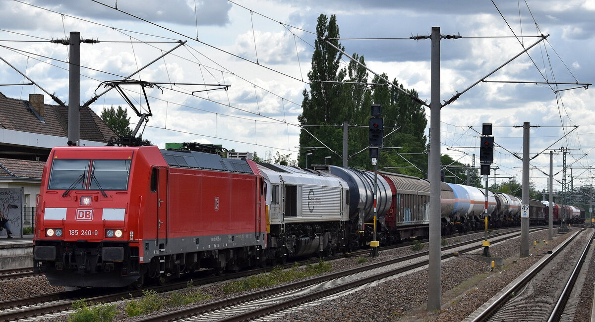 DB Cargo AG, Mainz mit ihrer  185 240-9  [NVR-Nummer: 91 80 6185 240-9 D-DB] +  077 017-7  (NVR:  92 87 0 077017-7 F-DB ) und einem gemischten Güterzug am Haken am 16.07.25 Höhe Bahnhof Luckenwalde.