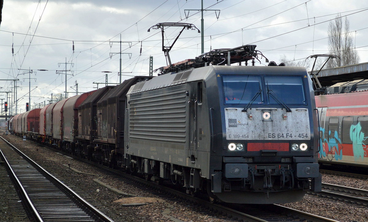 DB Cargo mit der MRCE 189 454-2/ ES 64 F4-454 und einem relativ kurzen gemischten Güterzug am 21.02.17 Bf. Flughafen Berlin-Schönefeld.