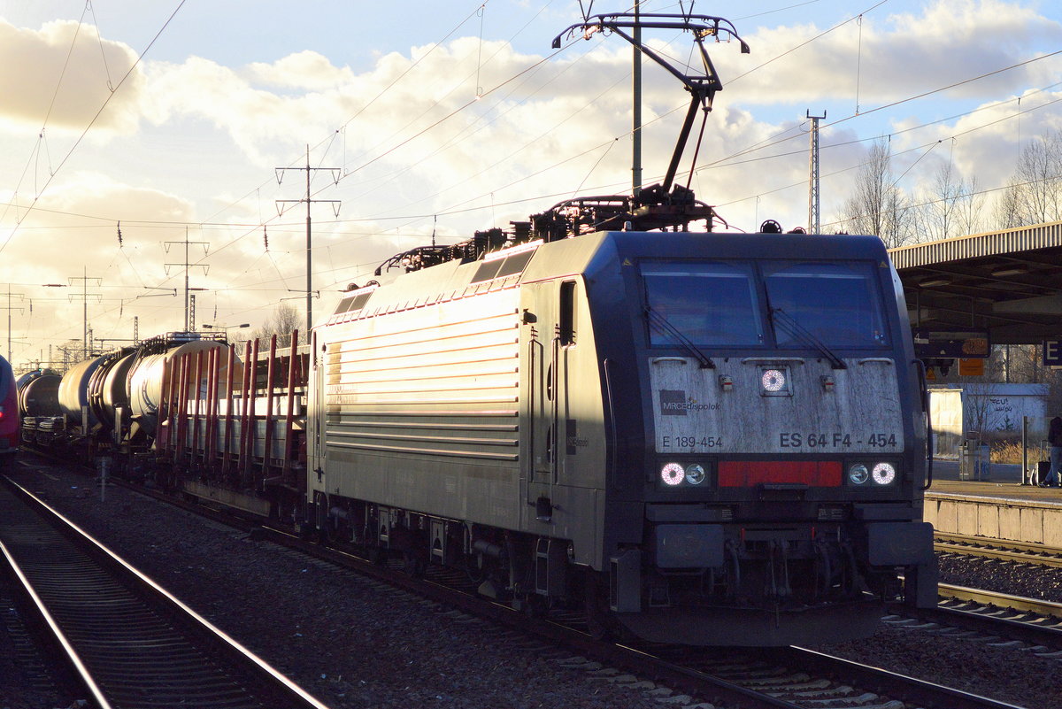 DB Cargo mit der MRCE Dispo E 189-454 und einem gemischten Güterzug am 27.11.16 Bf. Flughafen Berlin-Schönefeld.