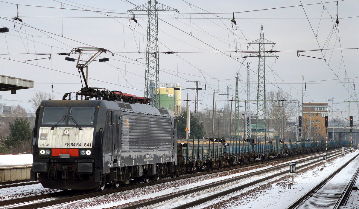 DB Cargo mit der MRCE Dispo 189 841-0/ES 64 F4-841 [NVR-Number: 91 80 6189 841-0 D-DISPO, Siemens Bj.2010] und einem polnischen Gütertransportzug mit Stahlprodukten am 11.01.17 Bf. Flughafen Berlin-Schönefeld.