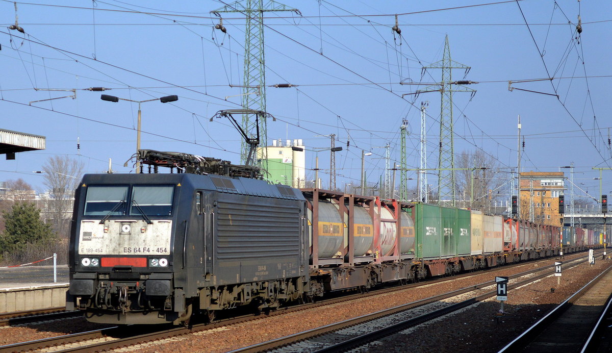 DB Cargo mit der MRCE Dispo 189 454-2/ ES 64 F4-454 und Containerzug am 09.02.17 Bf. Flughafen Berlin-Schönefeld.