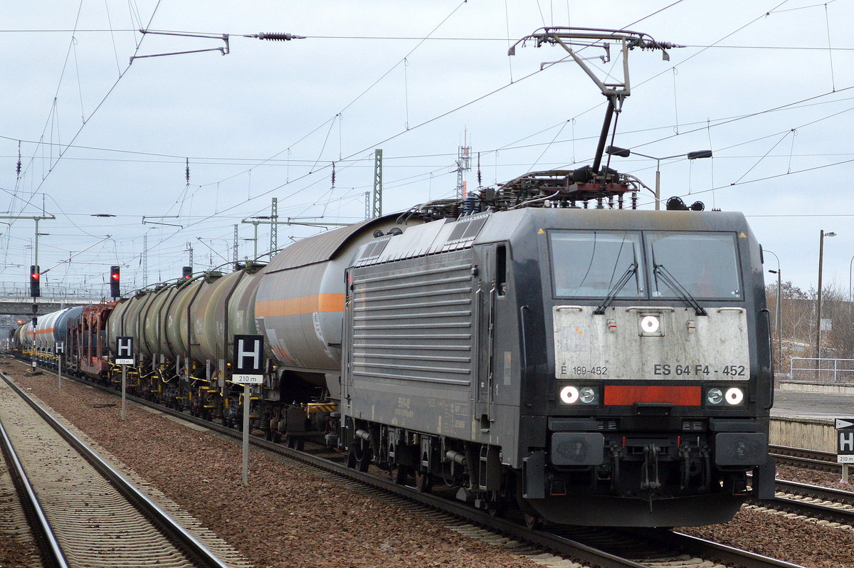 DB Cargo mit der MRCE Dispo E 189-452 und einem gemischten Güterzug am 07.03.17 Bf. Flughafen Berlin-Schönefeld.