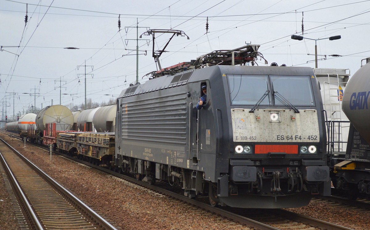 DB Cargo mit der MRCE Dispo E 189-452 und einem überschaubaren Güterzug am 14.03.17 Bf. Flughafen Berlin-Schönefeld. Viele Grüße an den Daumen hoch haltenden Tf am Fenster, habe ich wie so oft erst im Nachhinein registriert, war ganz hinter meiner Linse konzentriert.