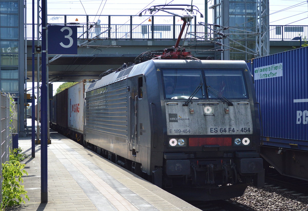 DB Cargo mit der MRCE Dispo 189 454-2/ES 64 F4-454 und Containerzug am 04.09.17 BF. Berlin-Hohenschönhausen.