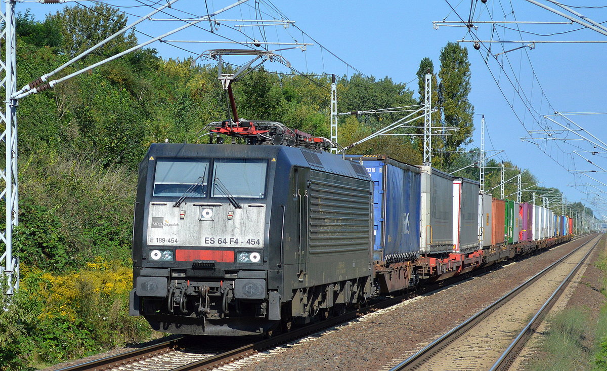 DB Cargo mit der MRCE Dispo 189-454/ES 64 F4-454 und Containerzug am 05.09.17 Bf. Berlin-Hohenschönhausen.