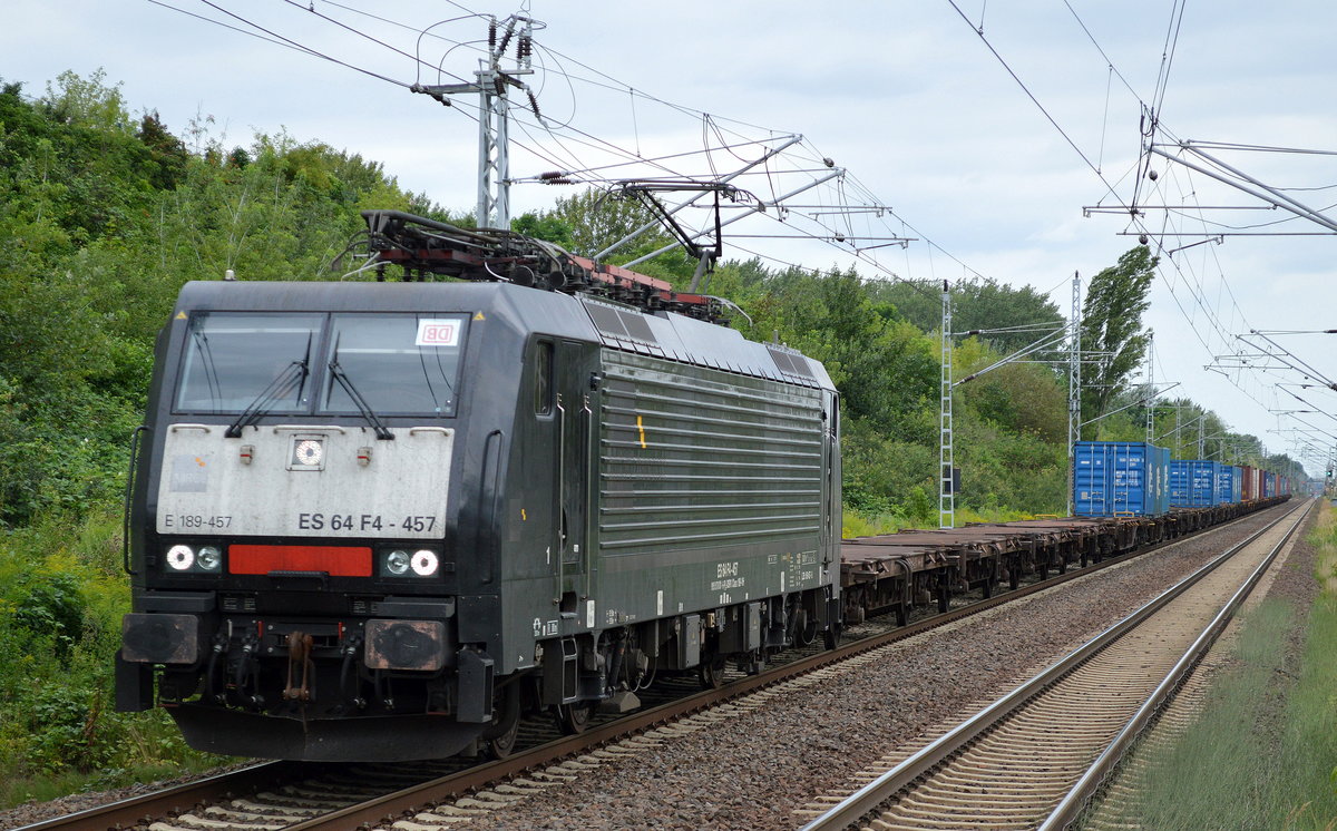 DB Cargo mit der MRCE Dispo E 189-457/ES 64 F4-457 DB Keks im Fenster und schwach ausgelastetem Containerzug am 05.08.17 Berlin-Hohenschönhausen.