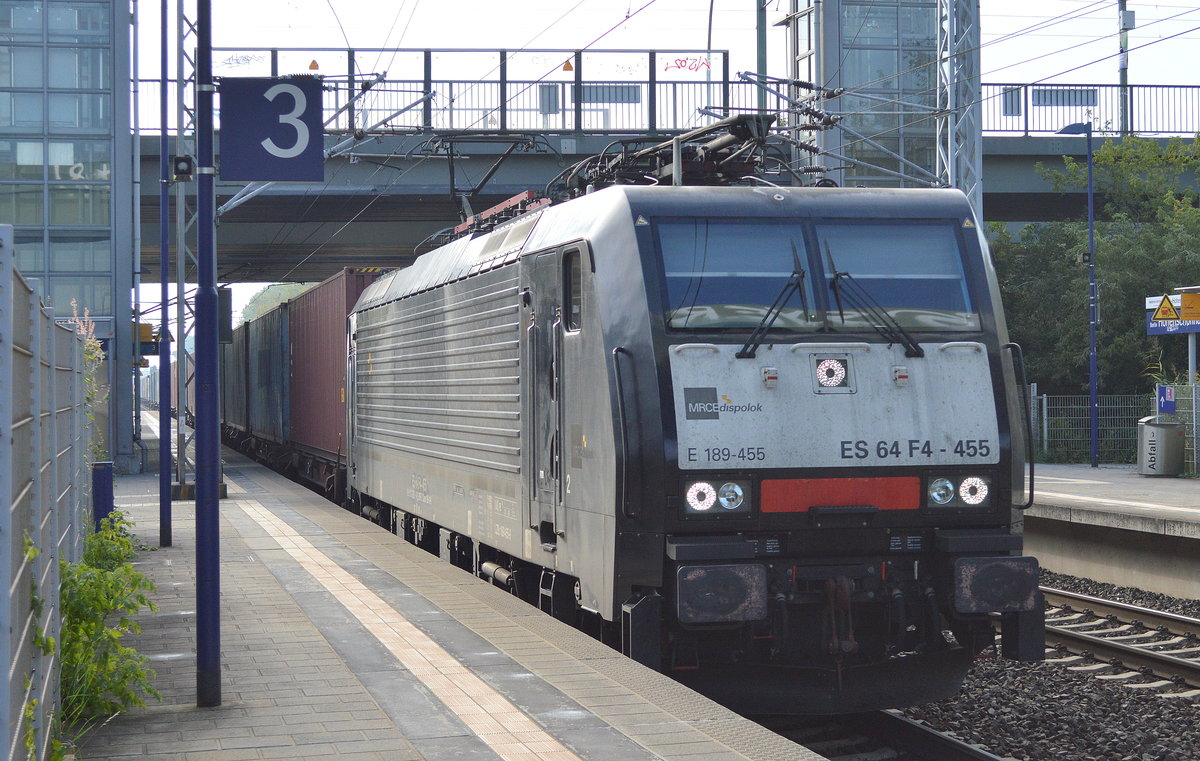 DB Cargo mit der MRCE Dispo ES 64 F4-455/189 455-9 mit Containerzug am 21.09.17 Bf. Berlin-Hohenschönhausen.