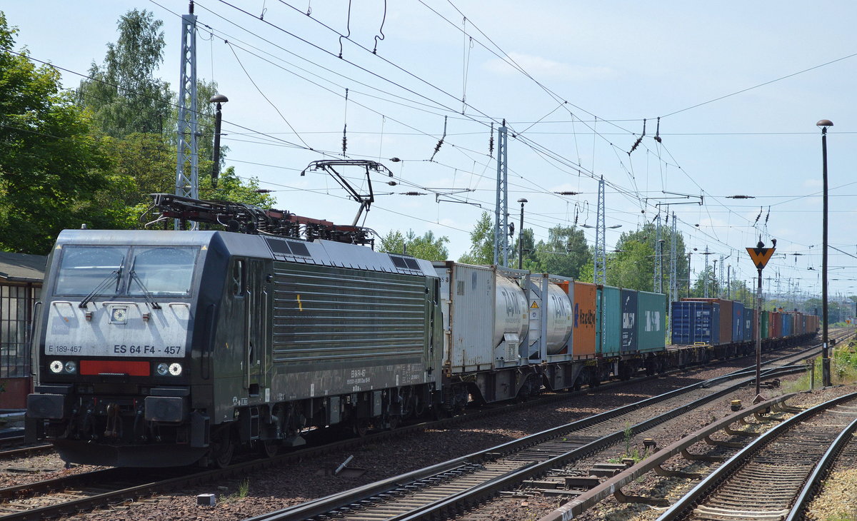DB Cargo mit der MRCE Dispo ES 64 F4-457/189 457-5 und Containerzug Richtung Frankfurt/Oder am 18.07.17 Berlin-Hirschgarten.