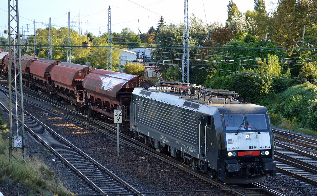 DB Cargo mit der MRCE Dispo ES 64 F4-453/198 453-4 und einem Ganzzug gedeckter Schüttgutwagen am 14.09.17 Berlin-Springpfuhl.