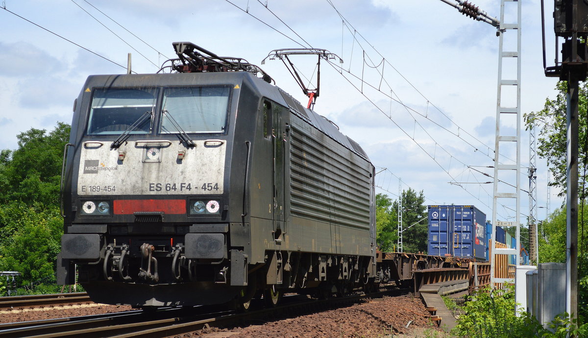 DB Cargo mit der MRCE Dispo ES 64 F4-454/189 454-2 und Containerzug Richtung Frankfurt/Oder am 14.06.17 Berlin-Wuhlheide.