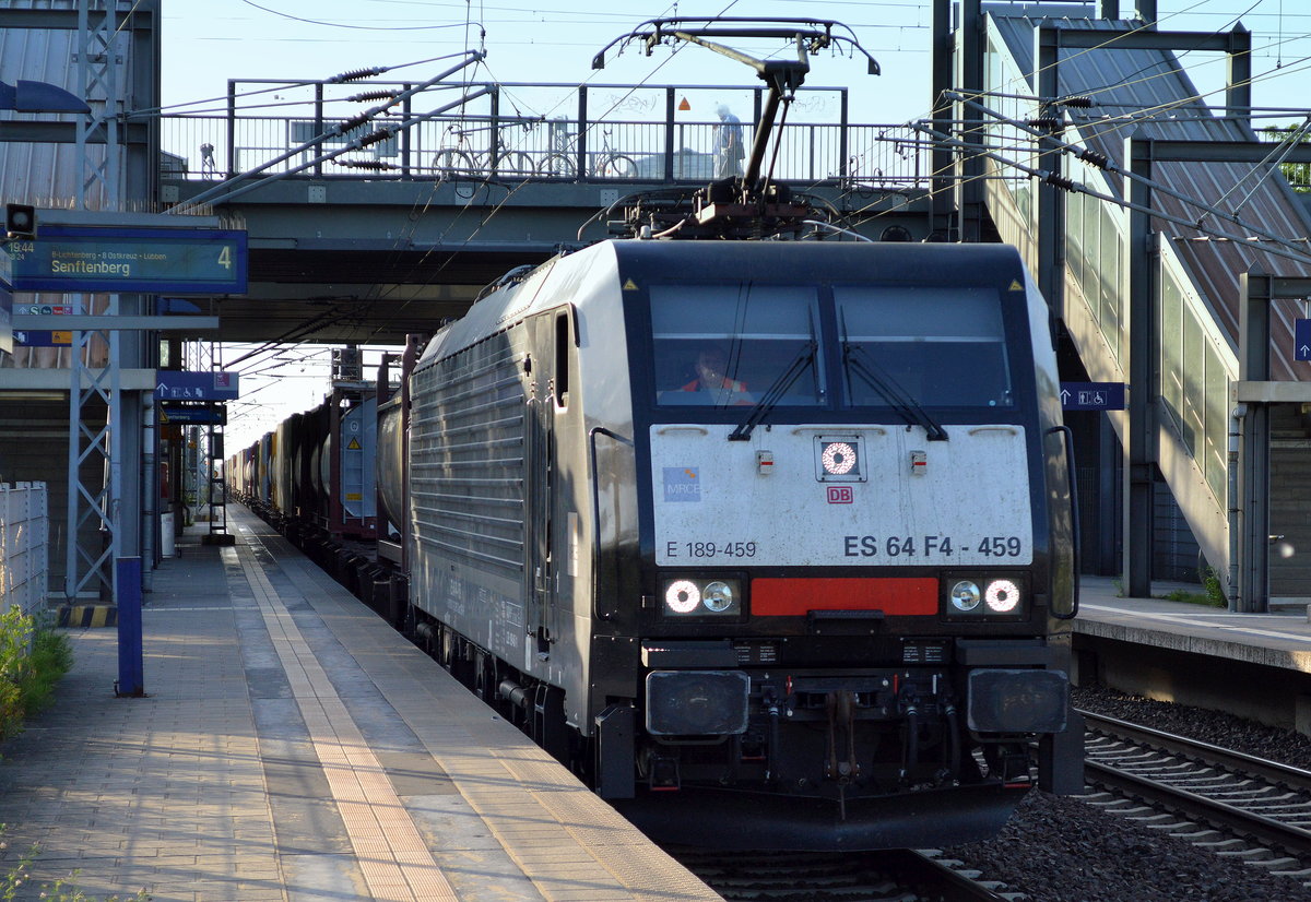 DB Cargo mit der MRCE Dispo ES 64 F4-459/189 459-1 mit kleinem DB Frontlogo und Containerzug am 14.06.17 Bf. Berlin-Hohenschönhausen.