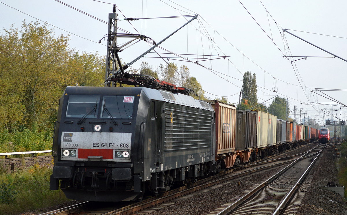 DB Cargo mit der MRCE Dispo ES 64 F4-803/189 803-0 und Containerzug am28.09.17 Berlin-Hohenschönhausen.
