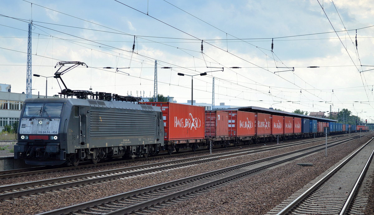 DB Cargo mit MRCE Dispolok E 189-454 und einem langenn Containerzug am 29.07.16 beim Personalwechsel im Bhf. Flughafen Berlin-Schönefeld.