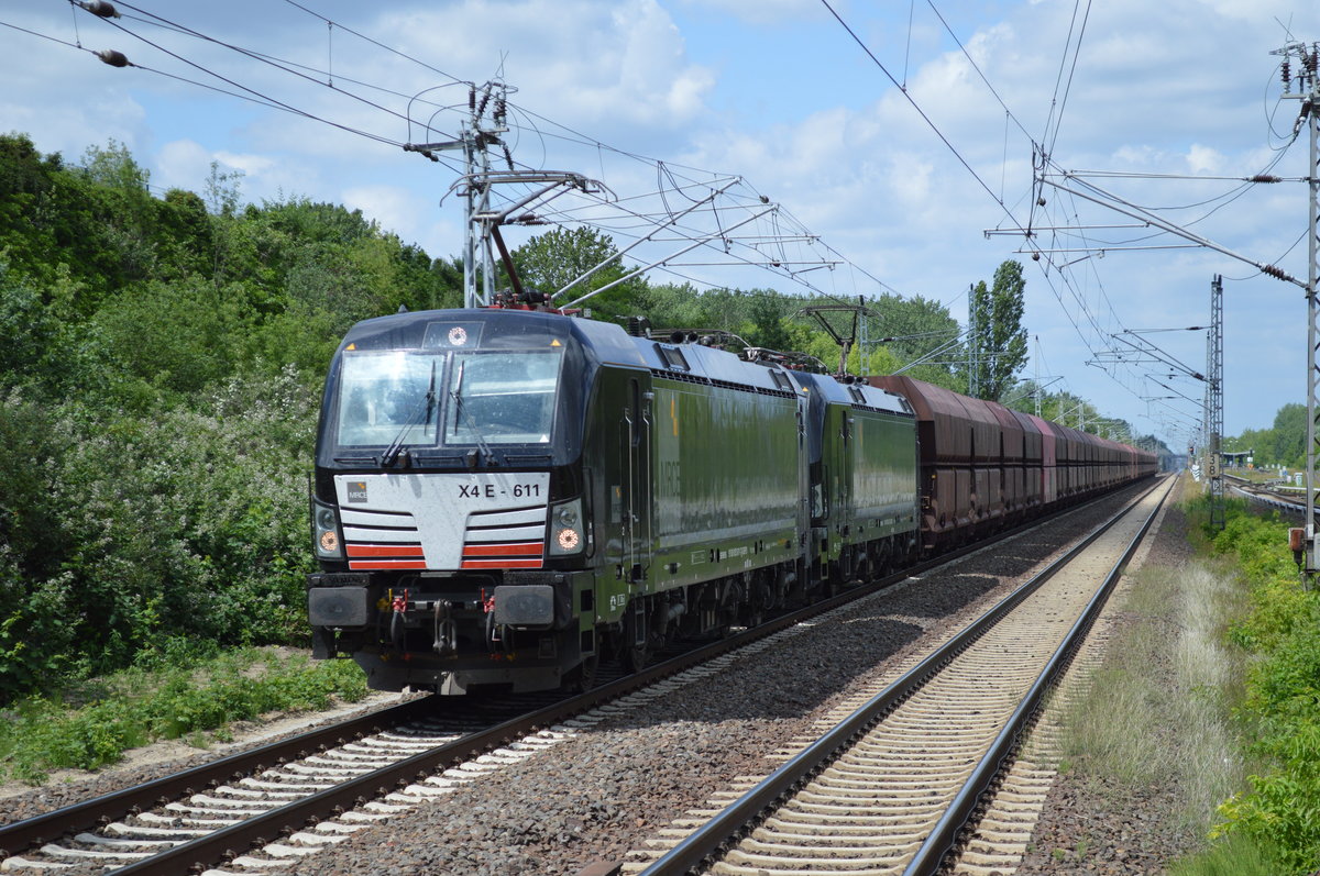 DB Cargo mit der MRCE Doppeltraktion X4 E- 611 + X4 - ? Schüttgutwagenzug (leer)am 10.06.16 Berlin Hohenschönhausen.
