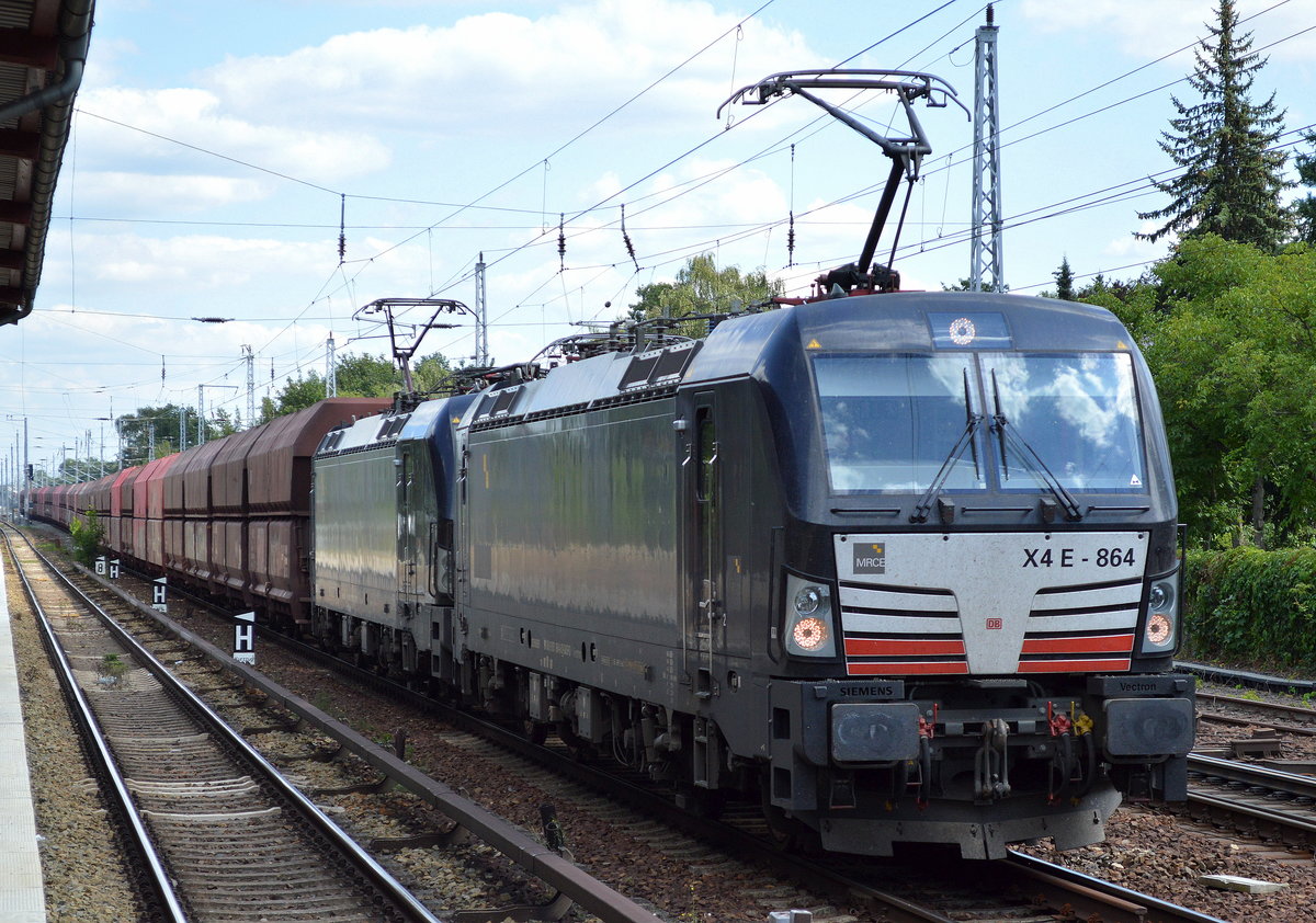 DB Cargo mit der MRCE Vectron Doppeltraktion X4 E - 864/193 864-6 + 193 ???-? mit Erzzug (leer) am 07.08.17 Berlin-Hirschgarten. 