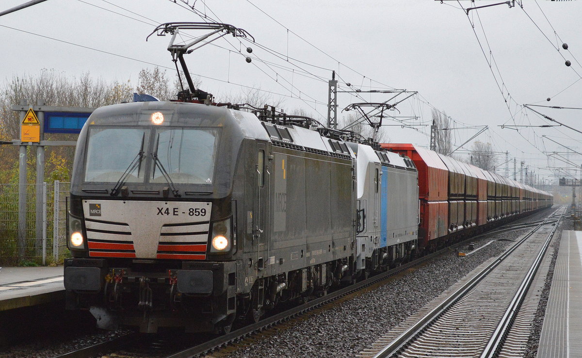 DB Cargo mit der Vectron Doppeltraktion MRCE X4 E - 859 + Railpool 193 805-9 mit Erzzug (leer) Richtung Rostock am 10.11.17 Bf. Berlin-Hohenschönhausen.
