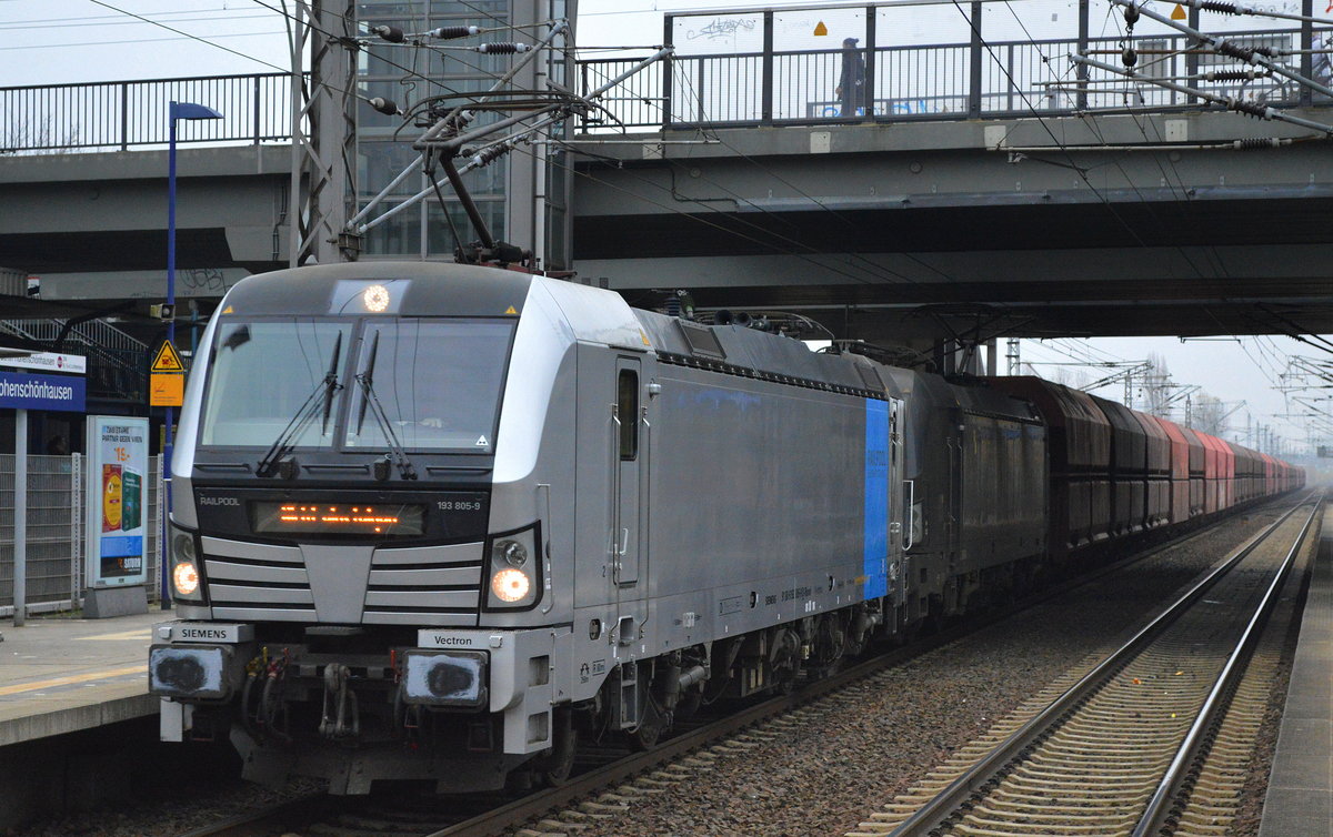 DB Cargo mit der Vectron Doppeltraktion, der relativ neu angemieteten Railpool-Lok 193 805-9 + der MRCE X4 E - 859 und Erzzug (leer) Richtung Rostock am 09.11.17 Bf. Berlin-Hohenschönhausen.