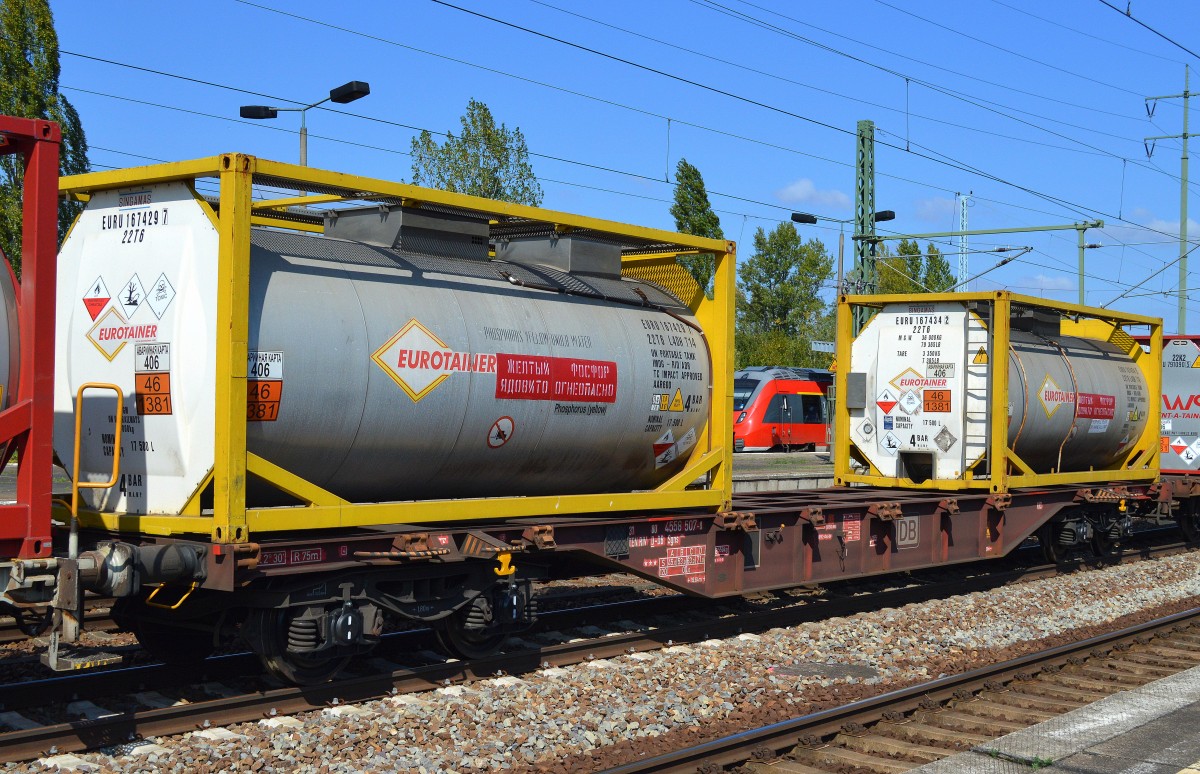 DB Containertragwagen mit der Nr. 31 TEN RIV 80 D-DB 4558 507-8 Sgns 696 beladen mit zwei Kesselcontainern der Fa. EUROTAINER lt. UN-Nr. 46/1381 f�r den Transport von Phosphor (yellow) am 03.09.14 Bhf. Flughafen Berlin-Sch�nefeld.