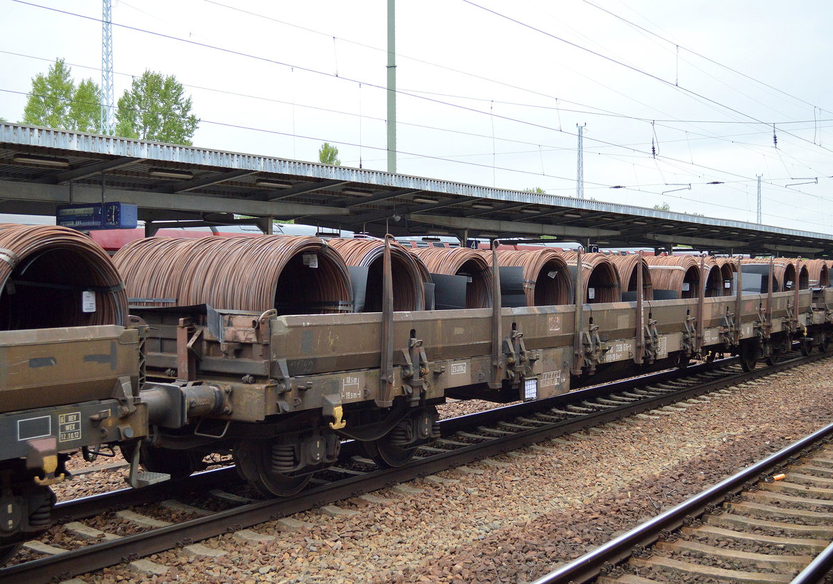 DB Drehgestell-Flachwagen beladen mit Drahtrollen mit der Nr. 31 RIV 80 D-DB 3938 010-6 Res 687 am 12.08.16 in einem gemischten Güterzug im Bf. Flughafen Berlin-Schönefeld.