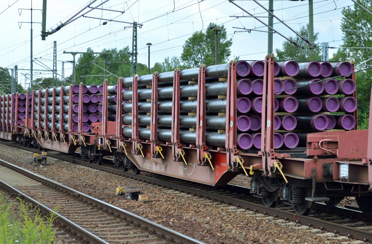 DB Drehgestell-Flachwagen mit Rungen und Niederbindeeinrichtung mit der Nr. 81 80 D-DB 4712 141-8 Sns 727 beladen mit Rohren am 23.07.15 Bhf. Flughafen Berlin Schönefeld.