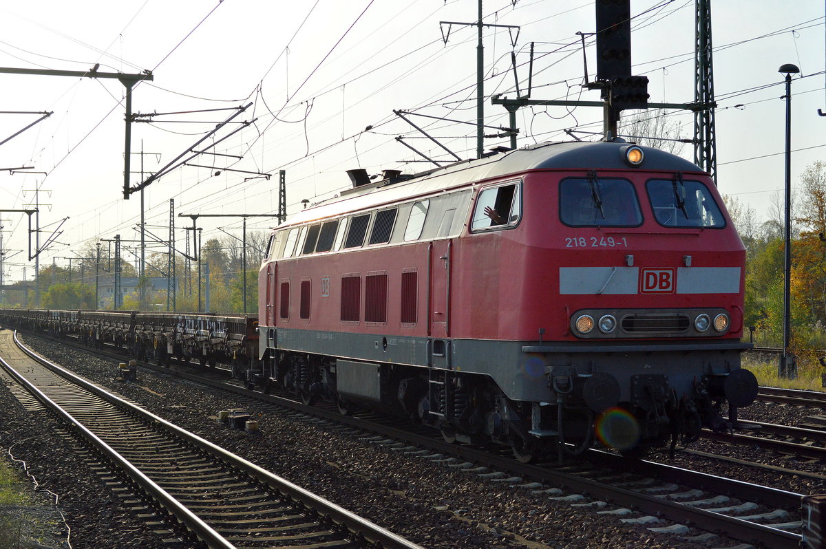 DB Fahrweg Dienste mit ihrer 218 249-1 und einer Reihe leerer Drehgestell-Flachwagen am 16.10.17 BF. Flughafen Berlin-Schönefeld. Grüße an den Tf.!!!!