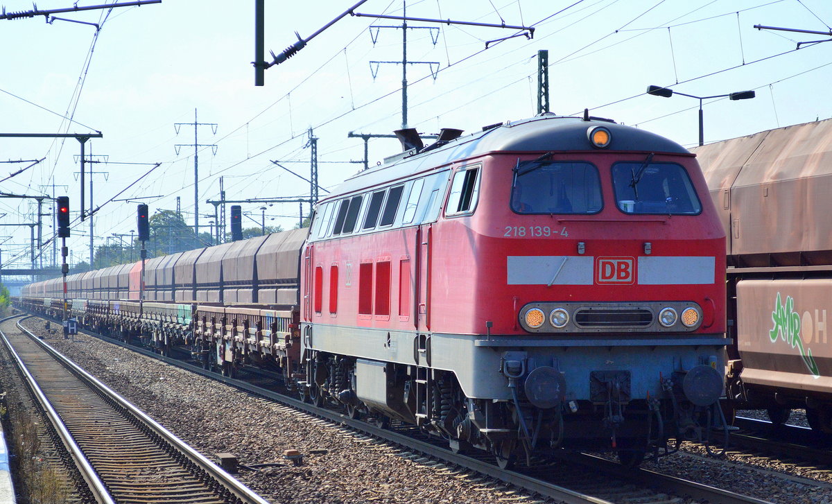 DB Fahrwegdienste mit 218 139-4 und einem Ganzzug Drehgestell-Flachwagen (leer) am 14.09.16 Bf. Flughafen Berlin-Schönefeld.