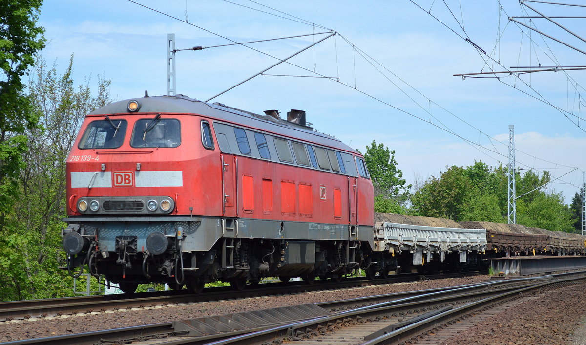 DB Fahrwegdienste mit der 218 139-4 mit einem Güterzug Drehgestell-Flachwagen mit altem Gleisschotter am 12.05.17 Berlin-Wuhlheide.